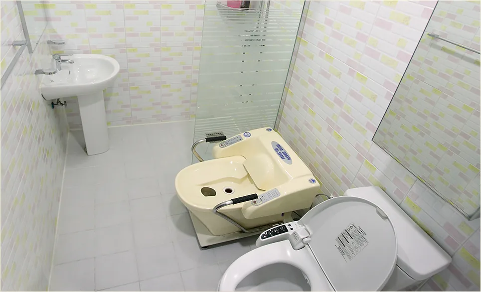 좌욕기와 세면대가 설치된 산모실 욕실